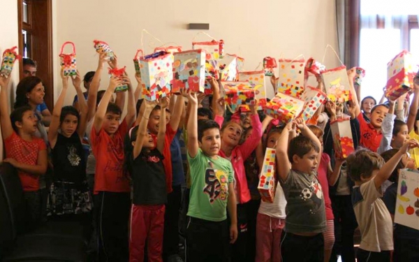 Distribui&ccedil;&atilde;o do P&atilde;o por Deus &agrave;s Crian&ccedil;as